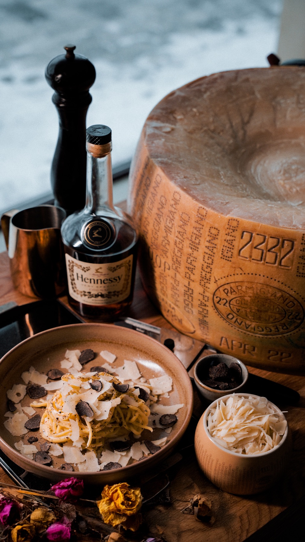 Makaron przygotowywany przy kręgu Parmigiano Reggiano w Mollinari