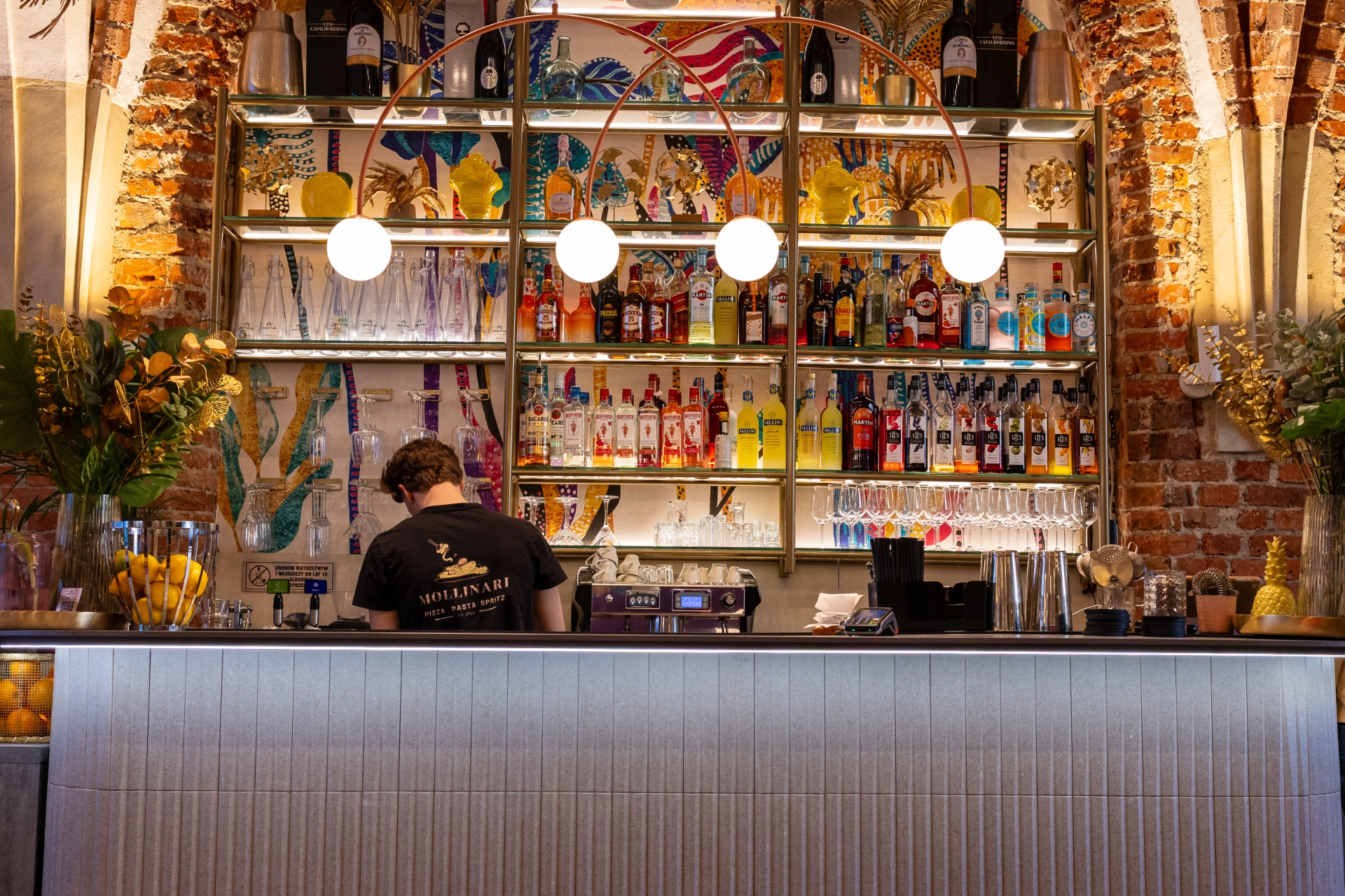 Wnętrze restauracji Mollinari Wrocław – bar i sala na Wita Stwosza 56