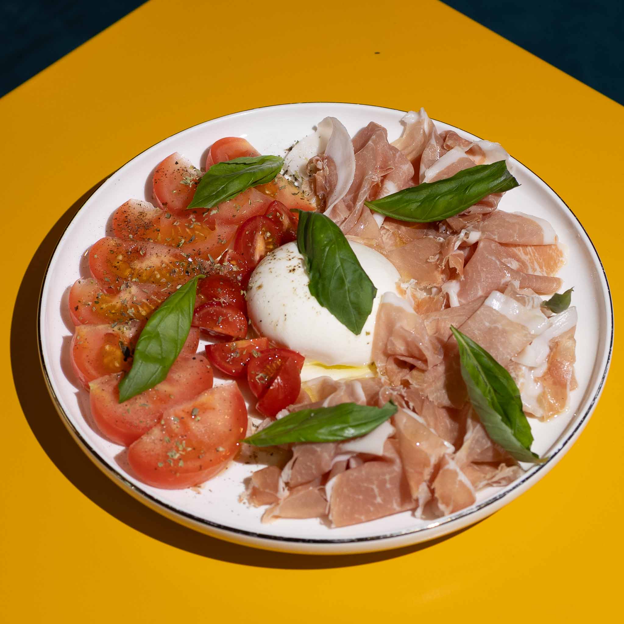 Burrata con Prosciutto Crudo e Pomodorini