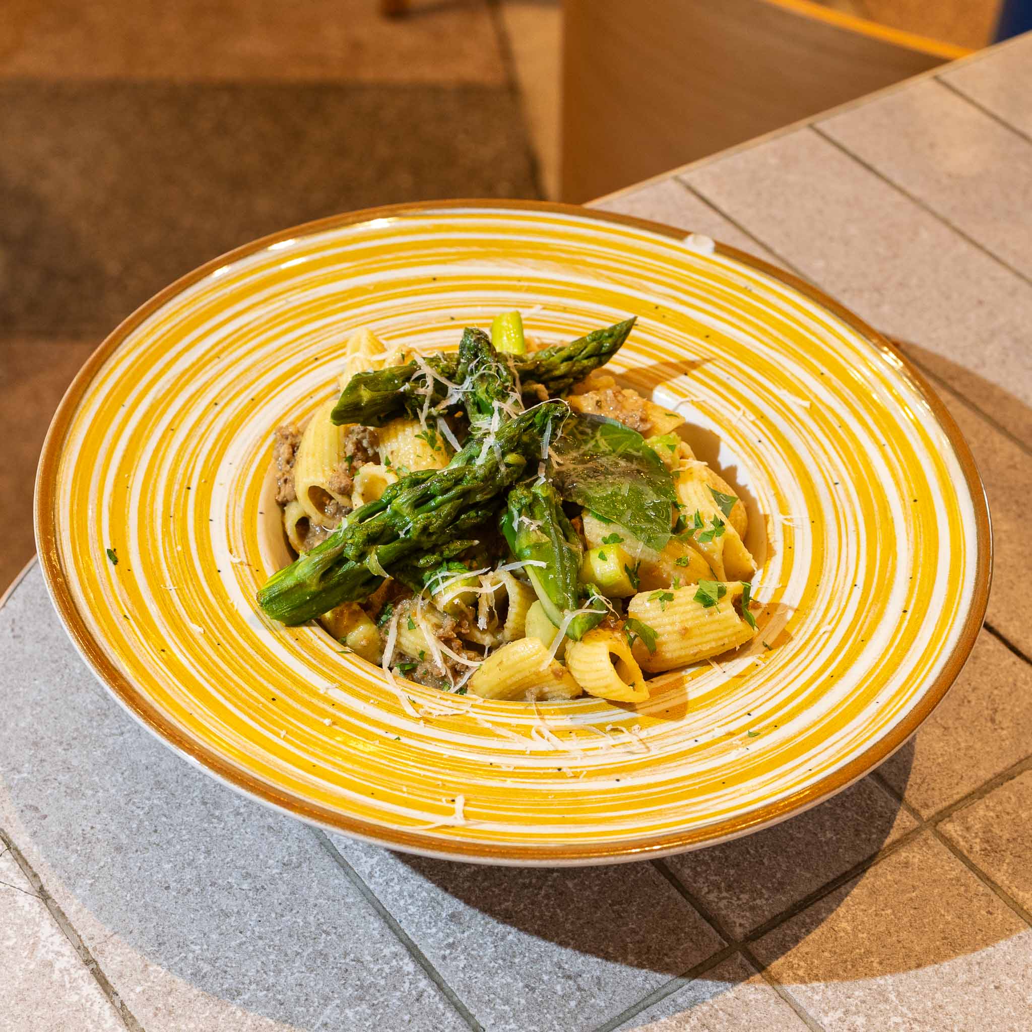 Rigatoni con ragu bianco di carne e asparagi